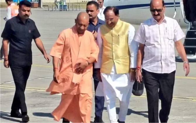 हिमालयन अस्पताल अपनी मां से मिलने पहुंचे मुख्यमंत्री योगी आदित्यनाथ