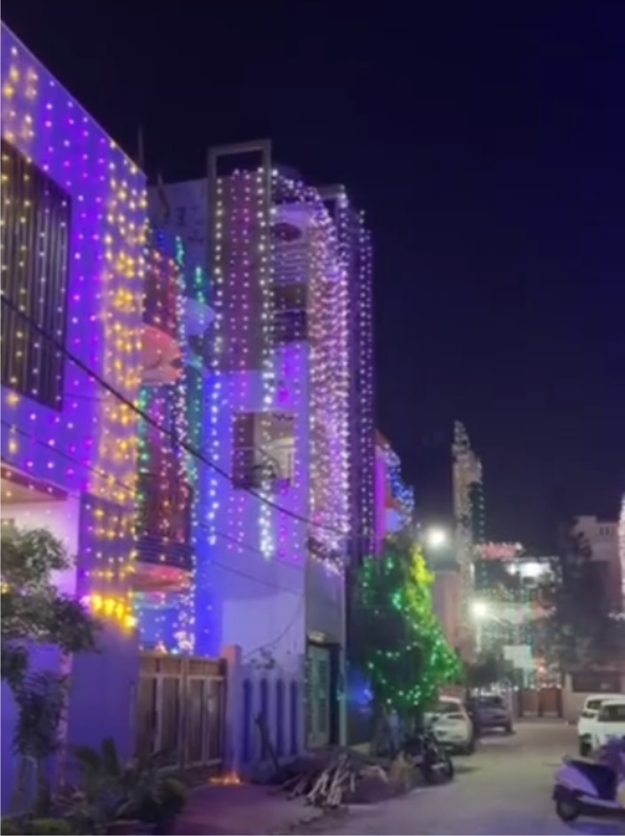 दीपों के इस त्योहार पर युवाओं ने जमकर की आतिशबाजी