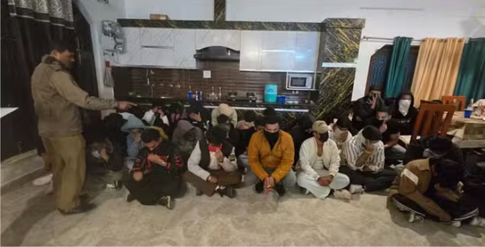 अवैध रूप से चल रहा बार और डांस क्लब कार्यवाही में 40 युवकों और 17 युवतियों को पकड़ा