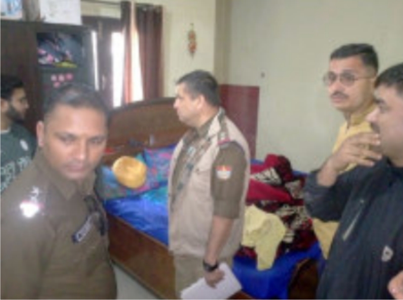 घर का दरवाला तोड नकदी व लाखों से जेवर चोरी