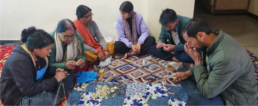 महिलाएं सोना, चांदी, हीरे के अलावा फैन्सी ज्वेलरी को भी खासा पसंद कर रही