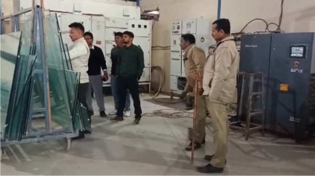बिना लाइसेंस के टफन ग्लास बनाने वाली फैक्ट्री पर छापा
