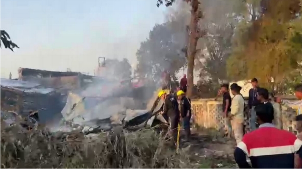 लालकुआं: श्रमिक बस्ती में अचानक भीषण आग लगी, कई मजदूरों की झोपड़ियां जलकर राख