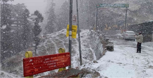 उत्तराखण्ड के ऊंचाई वाले क्षेत्रों में बर्फबारी का सिलसिला जारी