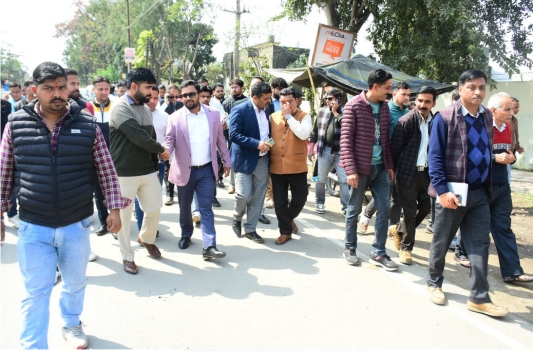 काशीपुर के समग्र विकास एवं सौंदर्यकरण के लिए महापौर दीपक बाली सभी विभागों के अधिकारियों के साथ सड़क पर उतरे