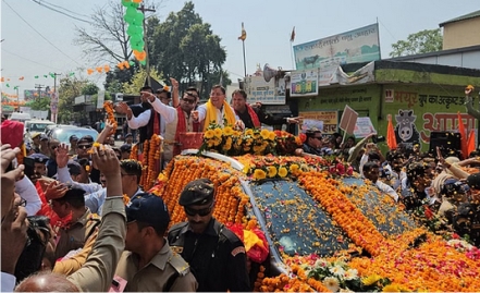 रोड शो के दौरान स्थानीय लोगों ने पुष्प वर्षा कर मुख्यमंत्री का उत्साहपूर्ण अभिनंदन किया
