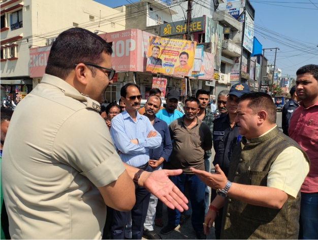 महापौर बाली ने एएसपी अभय से चर्चा की और बैरियर हटवाया