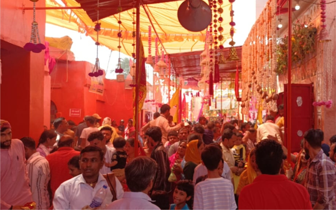 चैती मेला मन्दिर में प्रसाद चढ़ाने वालों की भारी भीड़