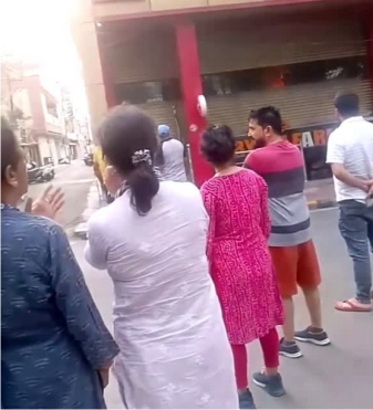 हल्द्वानी: कपड़े के शोरूम में लगी भीषण आग