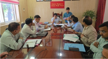 जिलाधिकारी ने जनपद अन्तर्गत नदी-नालों की साफ-सफाई. ड्रेसिंग हेतु सिंचाई विभाग, खनन विभाग, नगर निगम के अधिकारियों की बैठक