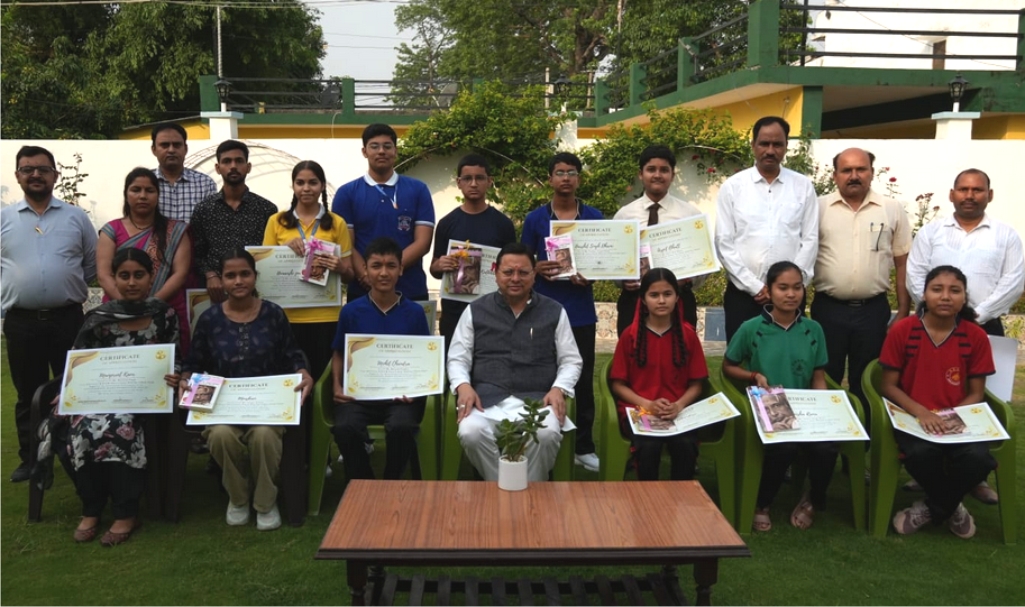 मुख्यमंत्री ने विद्यार्थियों को प्रशस्ति पत्र देकर सम्मानित किया व मिठाई खिलाकर उन्हें बधाई