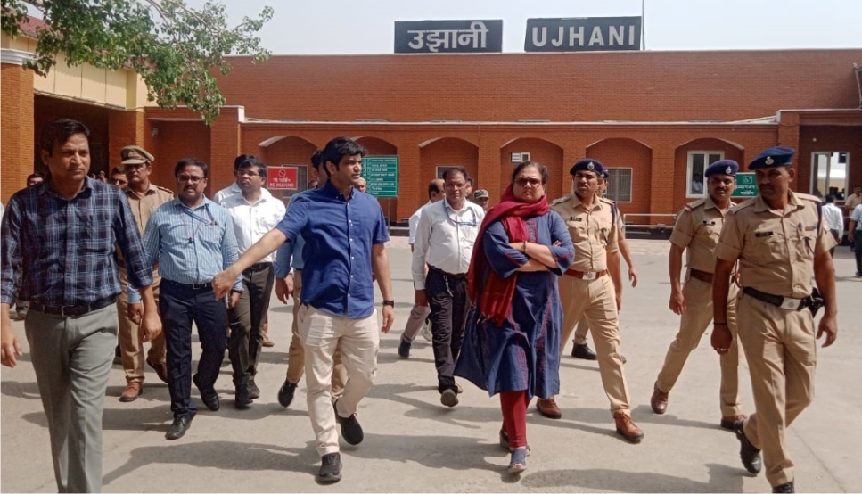 मंडल रेल प्रबंधक सुश्री वीणा सिन्हा ने हाथरस सिटीे एवं उझानी रेलवे स्टेशन पर अमृत भारत स्टेशन योजना के अंतर्गत किये गये पुनर्विकास कार्यों का किया निरीक्षण