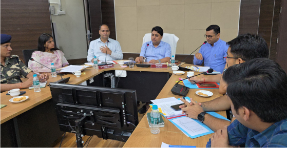 जल भराव व बाढ़ की स्थिति से निपटने के लिए अलर्ट मोड़ पर रहे अधिकारी - जिलाधिकारी