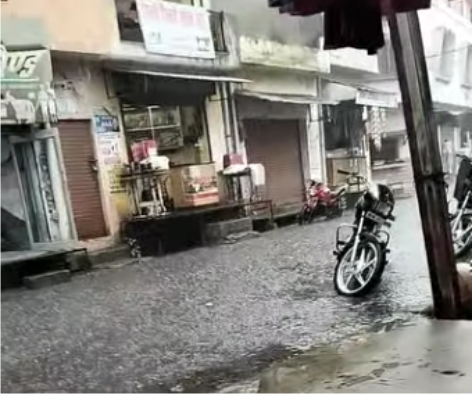 नगर में बारिश होने से लोगों को उमस भरी गर्मी से थोड़ी राहत