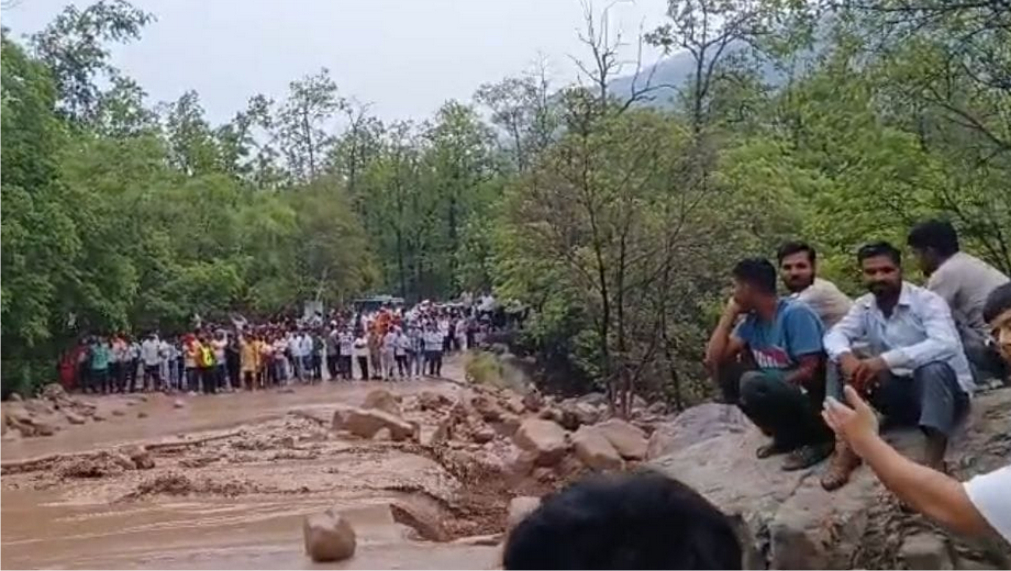 मां पूर्णागिरि धाम: बरसाती नाले से सड़क पर आए मलबे की वजह से फंसे श्रद्धालु