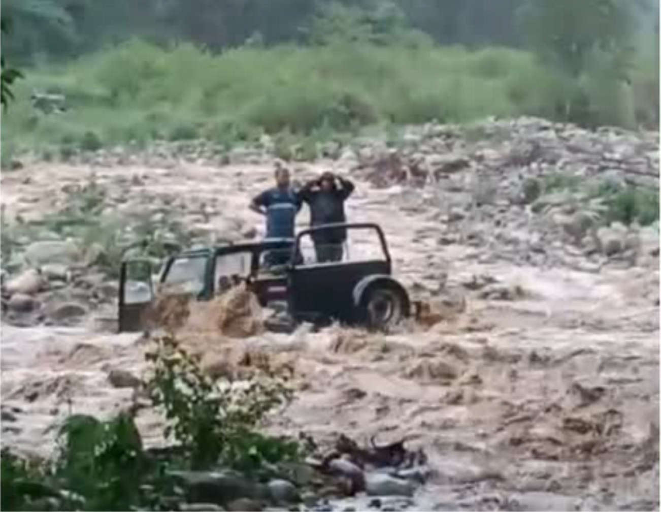 बरसाती नाले में अचानक पानी का बहाव बढ़ जाने के कारण एक जिप्सी बरसाती नाले में फंसी