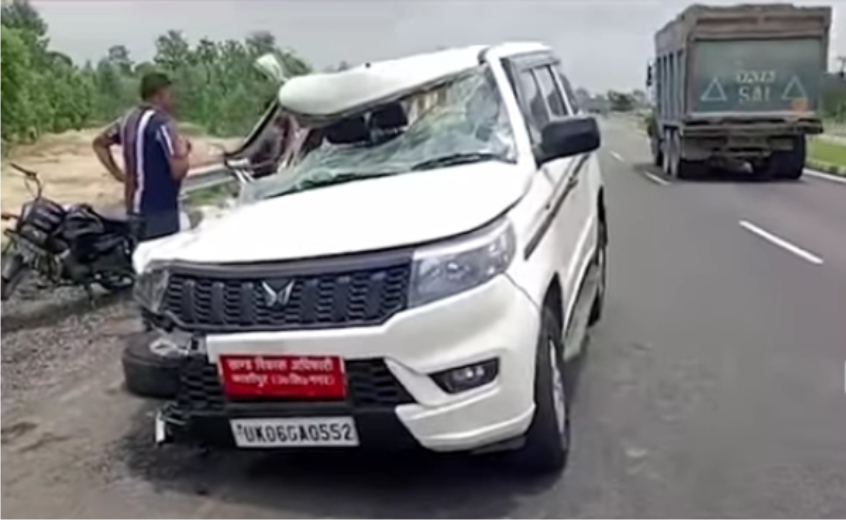 काशीपुर-रुद्रपुर हाईवे पर जा रहे खंड विकास अधिकारी की गाड़ी पर डंपर में मारी टक्कर