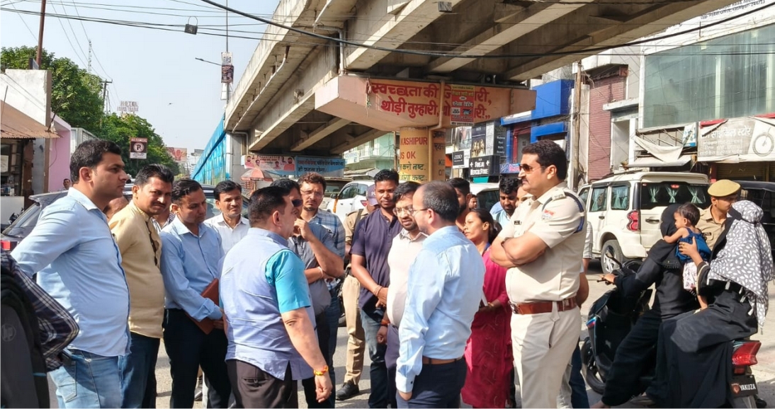 नगर में चौराहे के सौंदर्यकरण के लिए दीपक बाली ने किया स्थलीय निरीक्षण