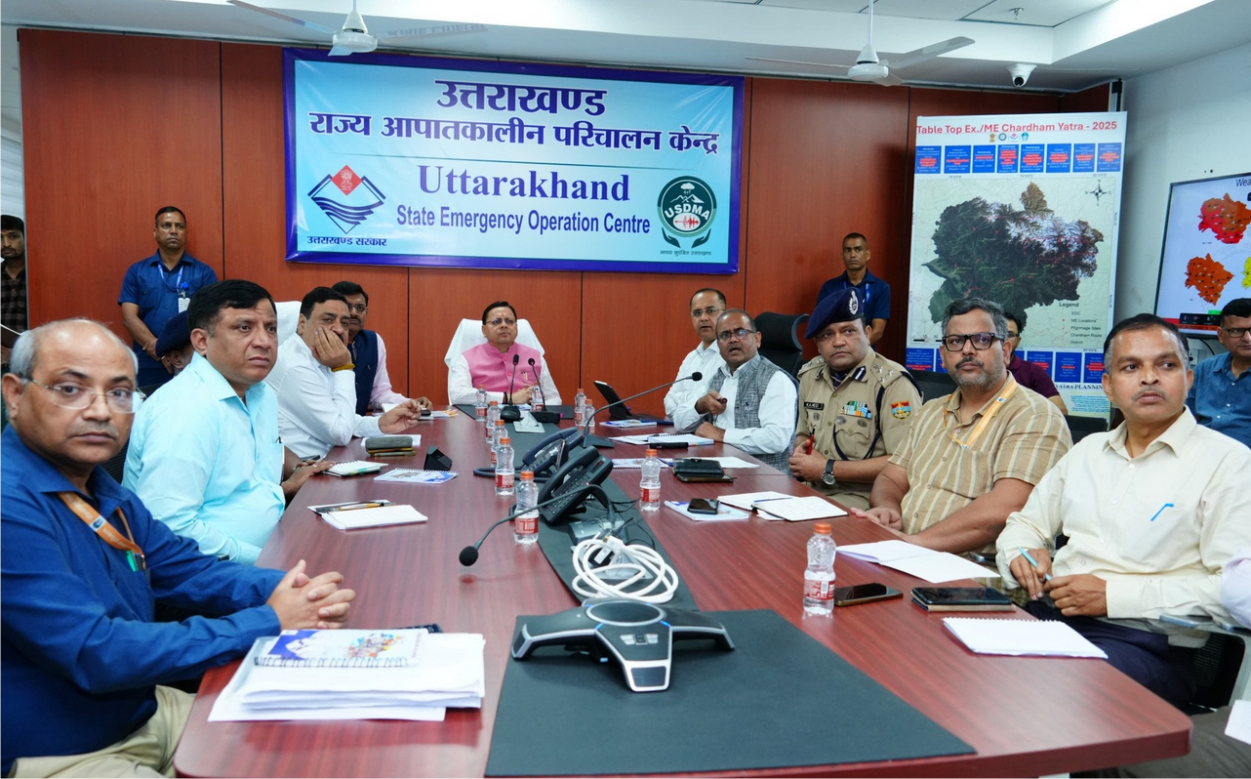 मुख्यमंत्री ने आपतकालीन परिचालन केन्द्र पहुंचकर प्रदेश के विभिन्न क्षेत्रों में हो रही वर्षा की जानकारी ली