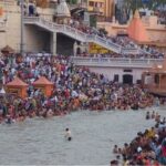 गंगा दशहरा - गंगा स्नान करने के लिए उमड़ी भारी भीड़