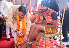 मुख्यमंत्री ने शिवभक्त कांवड़ियों के चरण धोकर उनका स्वागत