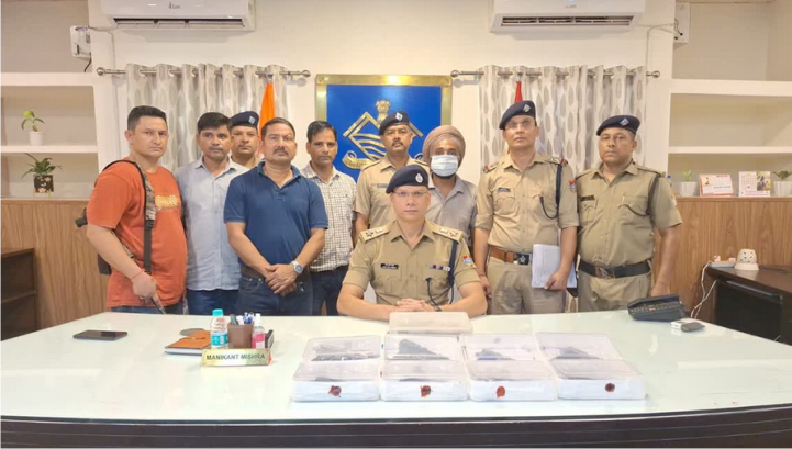 असलहा तस्कर गिरफ्तार 8 ऑटोमैटिक पिस्टल और मैगजीन बरामद