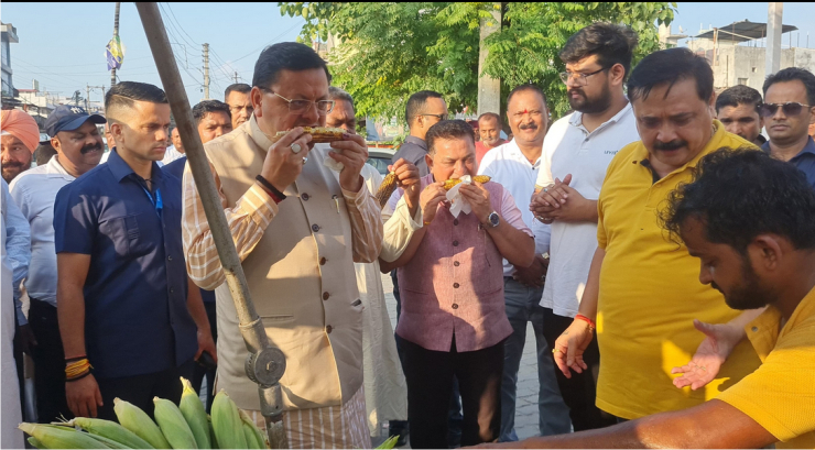 सड़क किनारे मेयर दीपक बाली ने किया मुख्यमंत्री धामी के साथ भुट्टे का स्वाद
