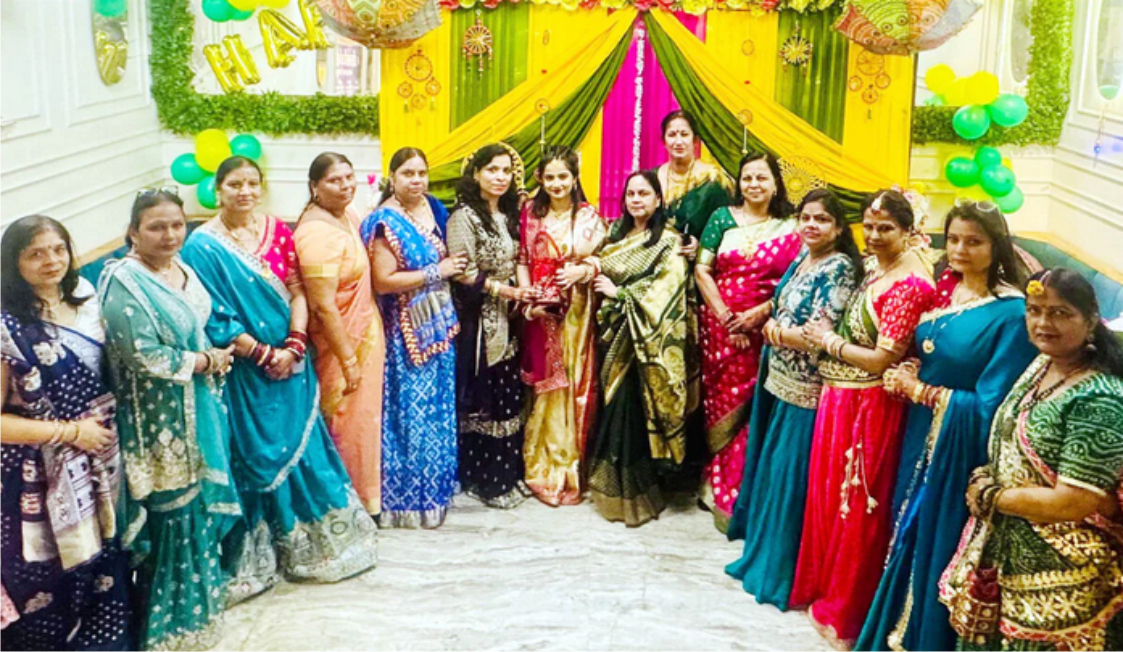क्षत्रिय महिला महासभा की महिलाओं सहेलियों संग मल्हार गाते हुए झूले का लिया आनंद