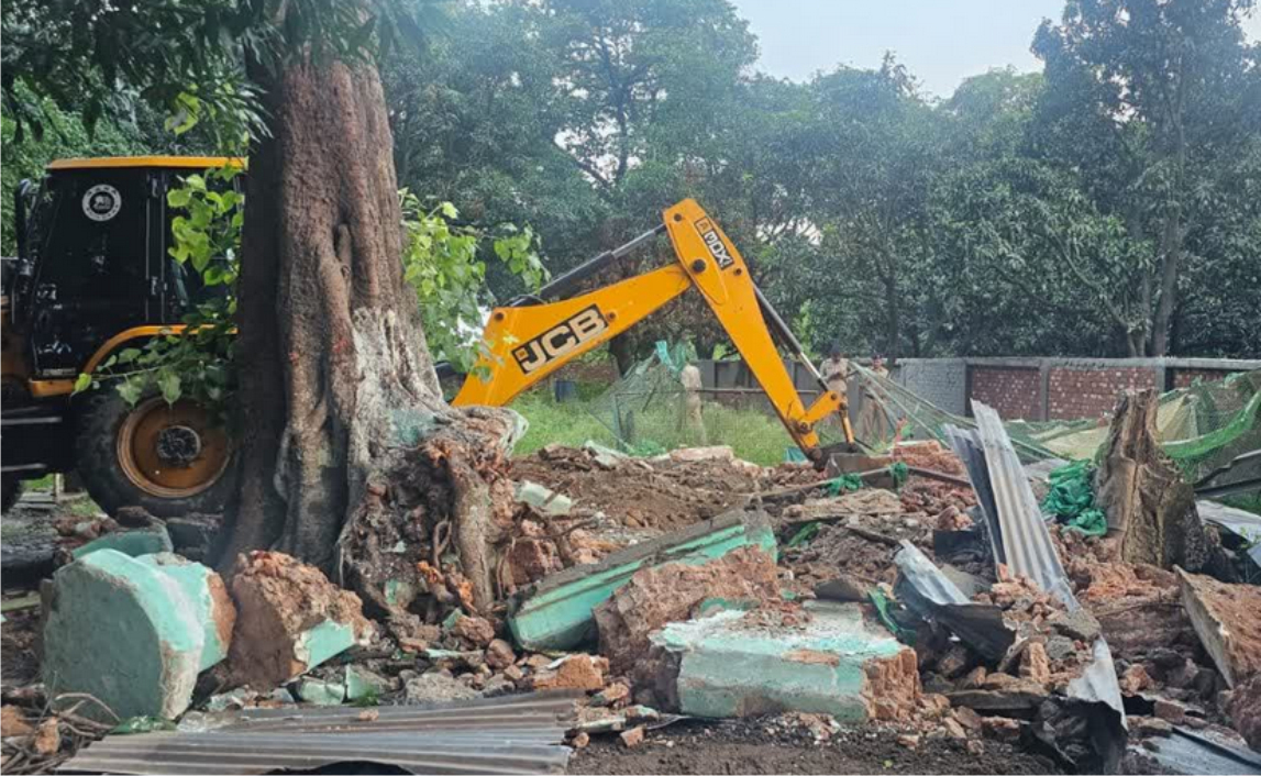 कुंडेश्वरी क्षेत्र में सरकारी सीलिंग भूमि पर अवैध रूप से बनाई गईं 5 अवैध मजारें हटाई
