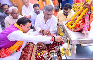 मुख्यमंत्री ने हर की पौड़ी ब्रह्मकुंड में मां गंगा की विधिवत पूजा-अर्चना कर प्रदेश की समृद्धि, शांति और प्रगति की कामना की