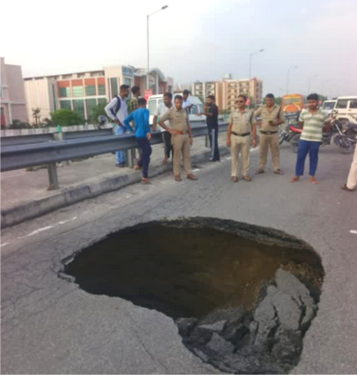फ्लाईओवर पर अचानक गुरुवार शाम भारी गड्ढा बना, ट्रैफिक को सर्विस लेन से डाइवर्ट