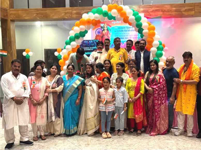 स्वतंत्रता दिवस की संध्या पर निधिवन वेंकटहाल में एस आर म्यूजिकल ग्रुप द्वारा वीर सैनिकों को श्रद्धा सुमन अर्पित किए