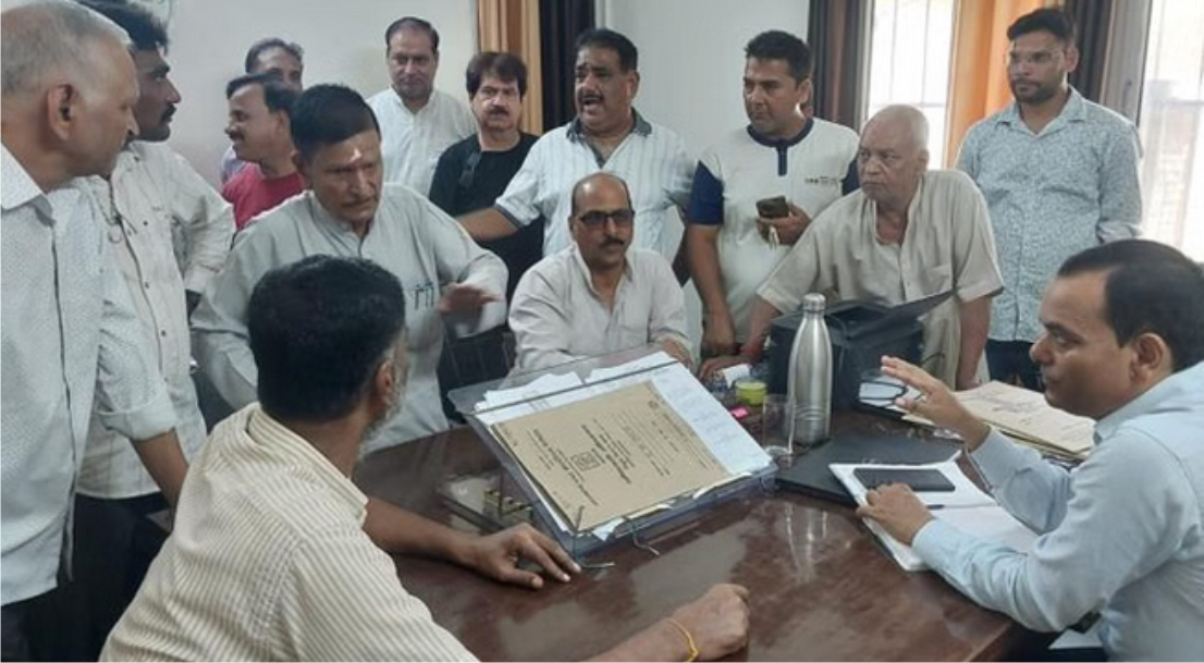 उपभोक्ताओं ने किया ऊर्जा निगम के एई का घेराव