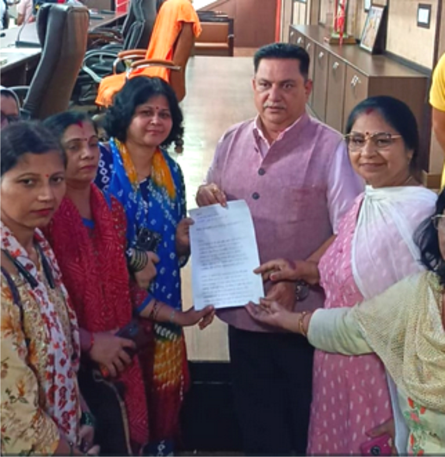 आंगनवाड़ी कार्यकत्रियों ने मेयर दीपक बाली को सौंपा मानदेय वृद्धि को लेकर ज्ञापन