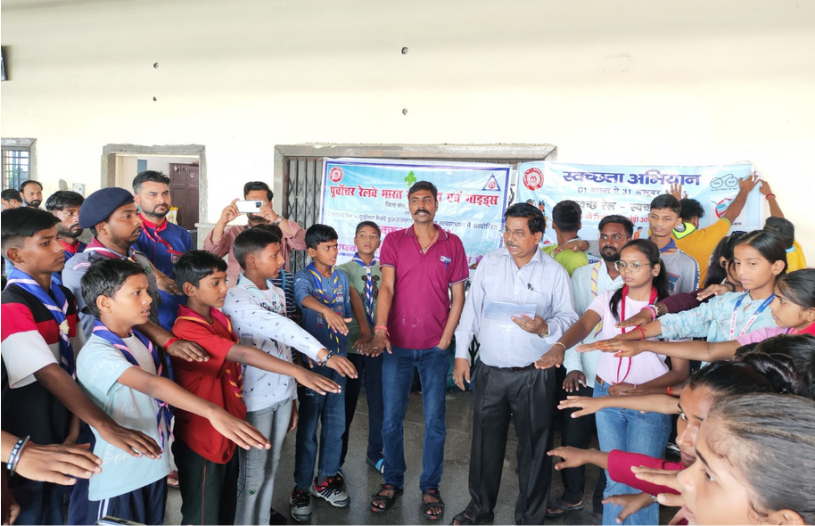 काशीपुर रेलवे स्टेशन पर बच्चों ने नुक्कड़ नाटक का किया आयोजन यात्रियों को दिया स्वच्छता का संदेश