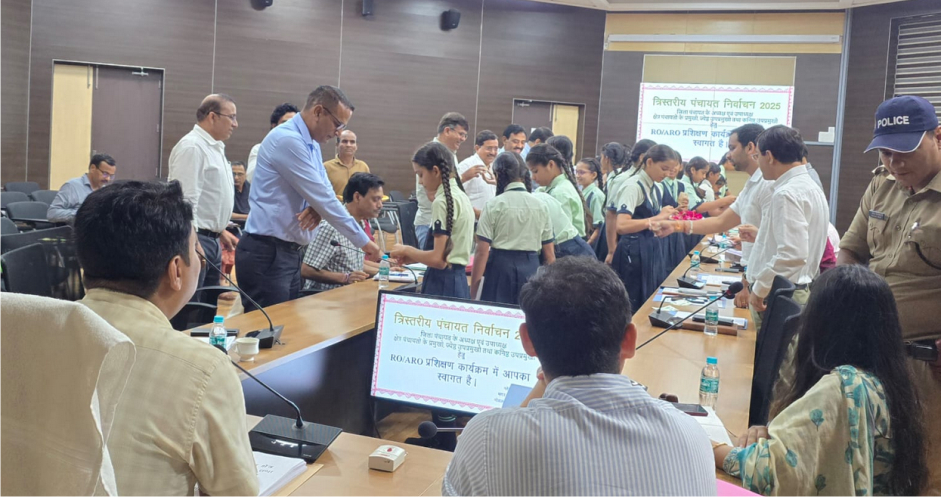 बालिकाओं ने जिला कार्यालय सभागार पहुंचकर अधिकारियों को बांधी राखी