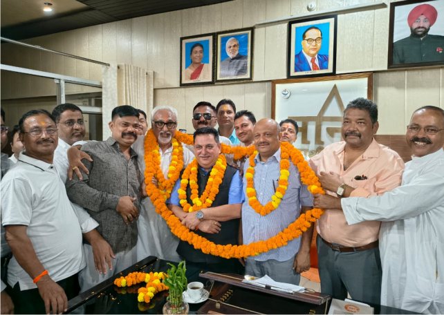 दर्जनों बिल्डर और डीलर एक साथ नगर निगम पहुंचे और महापौर दीपक बाली को फूल मालाएं पहनाकर उनका शानदार स्वागत किया
