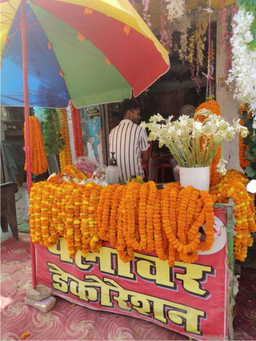 घरों व प्रतिष्ठानों को फूलों की लड़ियों सजाने का क्रेज दिनोंदिन बढ़ रहा