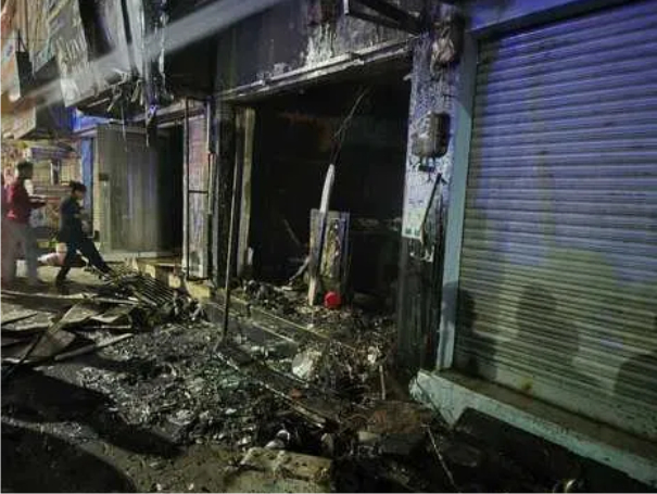 कपड़ों की दुकान और बुटीक में देर रात अचानक लगी आग