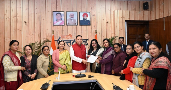 मुख्यमंत्री आवास में आंगनबाड़ी कार्यकत्री/सेविका/ मिनी कर्मचारी संगठन के सदस्यों ने की मुख्यमंत्री से मुलाकात