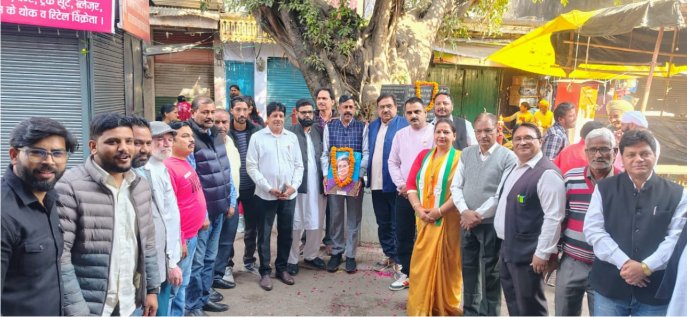 काशीपुर कांग्रेस ने भारत रत्न स्व. इंदिरा गांधी जी की जयंती पर पुष्पांजलि अर्पित कर उनको अपनी श्रद्धांजलि अर्पित की