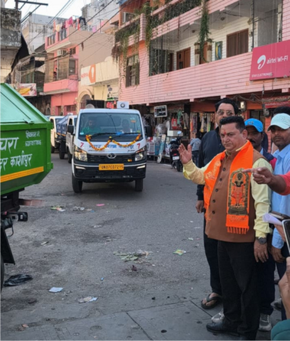 काशीपुर: नगर निगम को मिले 35 नए सफाई वाहन महापौर दीपक बाली ने झंडी दिखाकर किया रवाना