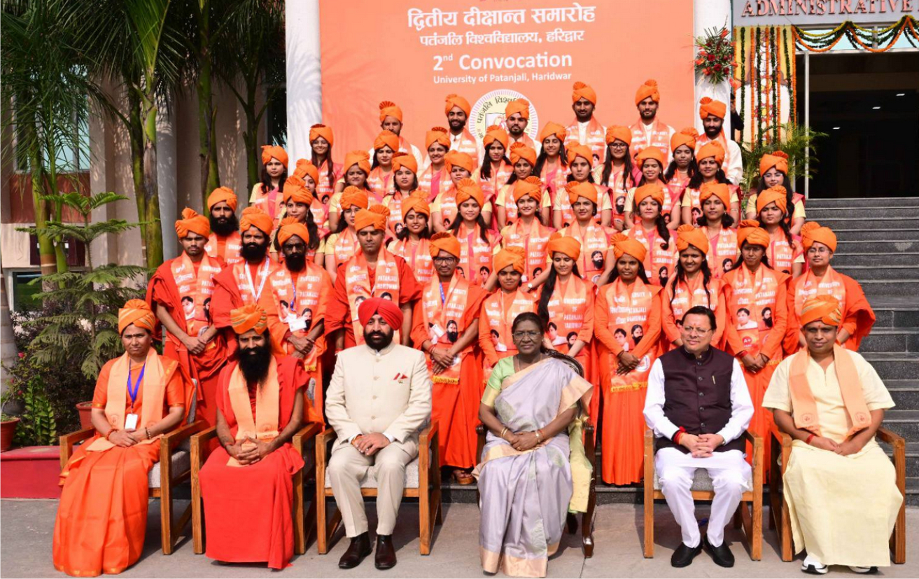 राष्ट्रपति श्रीमती द्रौपदी मुर्मु ने द्वितीय दीक्षांत समारोह में स्वर्ण पदक प्राप्त विद्यार्थियों को किया सम्मानित