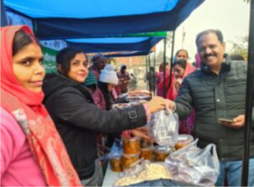सूर्या रोशनी प्लांट की कॉलोनी परिसर में स्वयं सहायता समूहों की महिलाओं ने लगाया अपने उत्पादों का स्टॉल