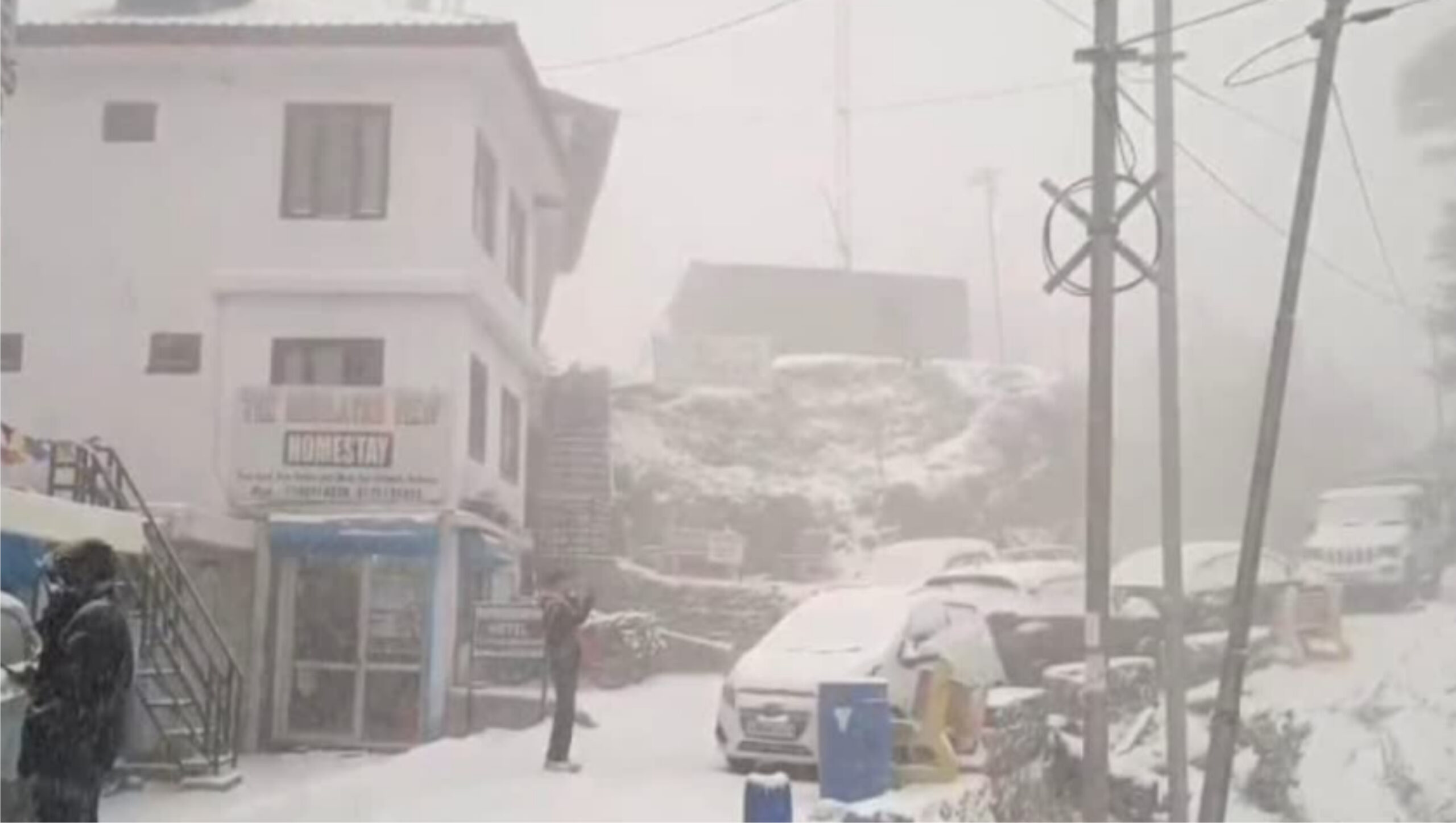 उत्तराखंड बर्फबारी शुरू बर्फबारी से नजारा खूबसूरत बना