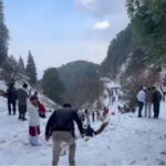 नैनीताल में हुई बर्फबारी के बाद मौसम सुहाना सैलानियों की संख्या बढ़ी