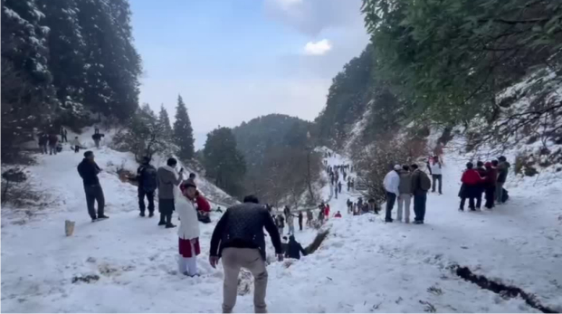 नैनीताल में हुई बर्फबारी के बाद मौसम सुहाना सैलानियों की संख्या बढ़ी