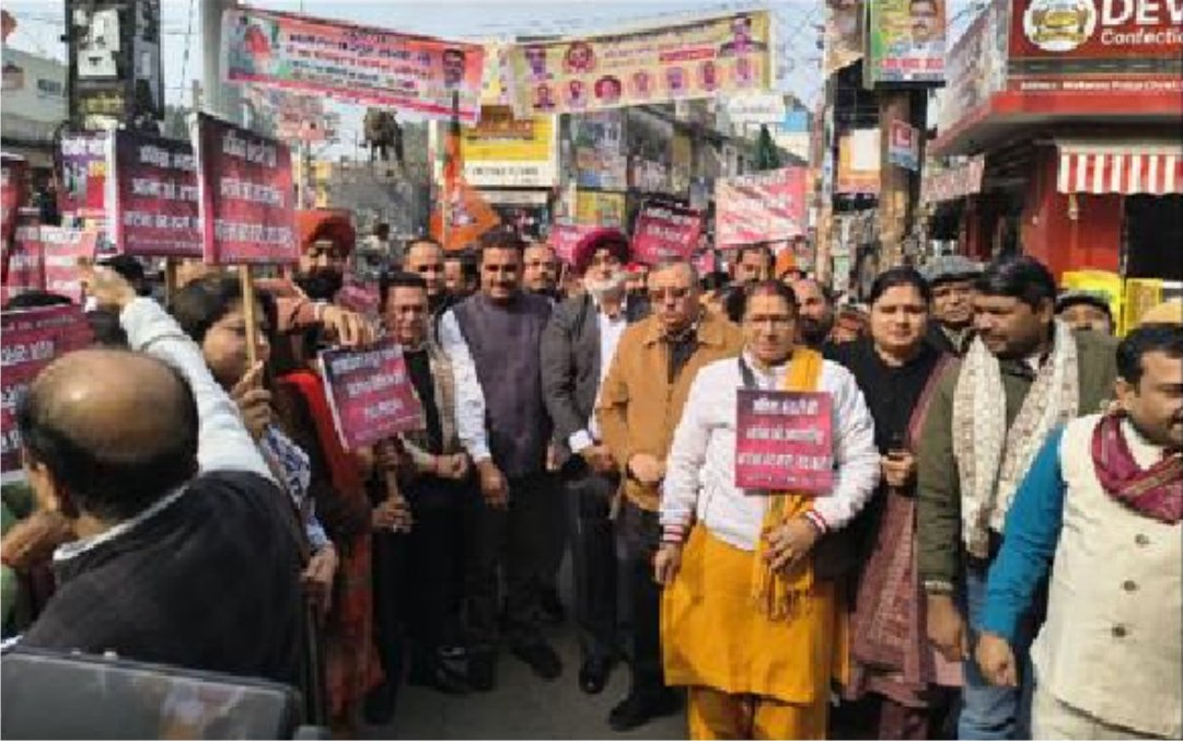 दिवंगत बेटी अंकिता भंडारी के खिलाफ की जा रही गंदी राजनीति के खिलाफ महिला मोर्चा भाजपा ने कांग्रेस पार्टी का फूंका पुतला