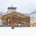 केदारनाथ धाम में बर्फबारी से धाम की चोटियों हुई सफेद