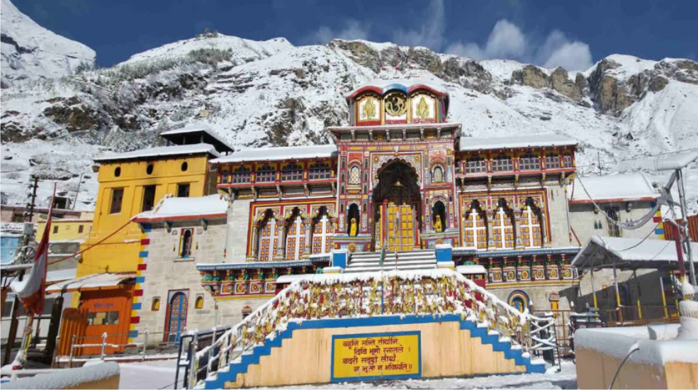 बदरीनाथ धाम का मंदिर परिसर और पहाड़ियां बर्फ से हुई लकदक